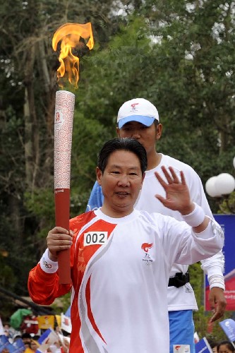 6月21日,火炬手李素芝手持火炬传递。当日,北京奥运会圣火传递活动在西藏拉萨举行。 新华社记者普布扎西摄