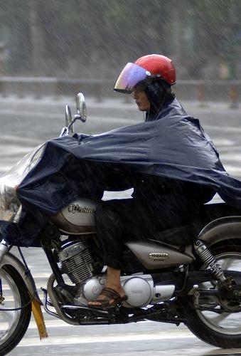 7月22日,一位海口市民在雨中骑行。当日,受台风“灿都”外围影响,海南海口降下暴雨,造成海口市区多处低洼和排水不畅路面严重积水,不少车辆在积水中熄火。海南省气象台预报称,受“灿都”影响,预计未来一天内,本岛北部和东部地区,阴有暴雨,局地特大暴雨,南部地区阴天有中到大雨,其余地区有大雨,海南东部、北部沿海陆地将出现7-9级,阵风10级的大风。新华社记者 侯建森 摄