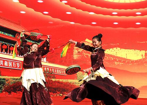 10月1日,青海省玉树藏族自治州曲麻莱县民间歌舞团演员用传统舞蹈“依舞”庆祝国庆暨自治州成立60周年。当日,青海省玉树藏族自治州群众载歌载舞,庆祝国庆62周年暨自治州成立60周年。玉树藏族自治州地处青藏高原腹地,是长江、黄河、澜沧江的发源地,享有“中华水塔”“虫草之乡”“歌舞之乡”的美誉。全国各少数民族自治州中主体民族所占比例最高。1949年,玉树和平解放,1951年玉树藏族自治州正式成立。新华社记者 吴光于 摄
