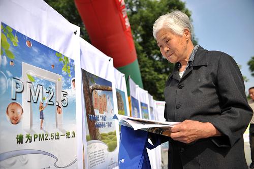 6月5日,银川市民在街头了解PM2.5的相关知识。新华社记者 彭昭之 摄