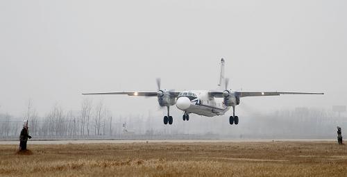人工增雨 缓解旱情 2月25日,空军执行人工增雨飞机奔向安徽旱区。 当日,空军航空兵某师飞机在济空某飞行学院官兵和驻地气象部门人员全力配合保障下,在安徽沿淮淮北地区成功实施大规模人工增雨作业,缓解当地旱情。 新华社发(耿国庆 摄)