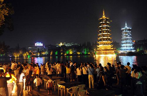 游人在观赏桂林榕湖夜景(10月1日摄)。“十一”黄金周期间,广西桂林以“两江四湖”景点为代表的夜游桂林线路成为一大旅游亮点,流光溢彩、美妙如幻的夜景令前来观光的中外游客沉醉其中。 新华社记者 陈瑞华 摄