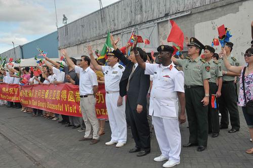 3月30日,坦桑尼亚海军司令奥马尔少将(前右一)、中国驻坦桑尼亚大使馆临时代办付吉军(前右二)等在坦桑尼亚达累斯萨拉姆港码头挥手欢送中国海军护航编队。中国海军第七批护航编队“舟山”舰和“徐州”舰当日下午驶离达累斯萨拉姆港,结束了对坦桑尼亚为期5天的正式友好访问。 新华社记者 郭春菊 摄