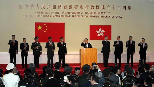 7月1日,香港特区行政长官曾荫权(右五)等举杯庆祝。当日,香港特区政府在香港会议展览中心举行酒会,庆祝香港回归祖国12周年。 新华社记者 张凤国 摄