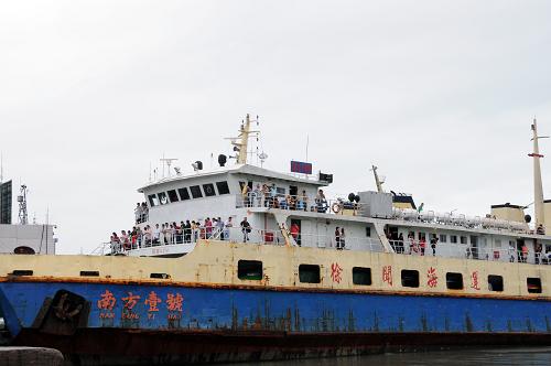 琼州海峡抗风等级7级以上客滚船恢复运行 滞留大批旅客开始疏散 10月6日,滞留旅客登船后正在等待开船。 由于海上风力级别降低,琼州海峡所有抗风等级7级以上的客滚船6日上午恢复运行。 自10月3日9时30分起,受海上强风影响,琼州海峡抗风等级8级及8级以下客滚船全部停航。截至5日18时,港口滞留旅客达6000余人,滞留车辆近1400辆。自3日琼州海峡部分客滚船停航以来,停航时间已达70个小时。 新华社记者 王存福 摄