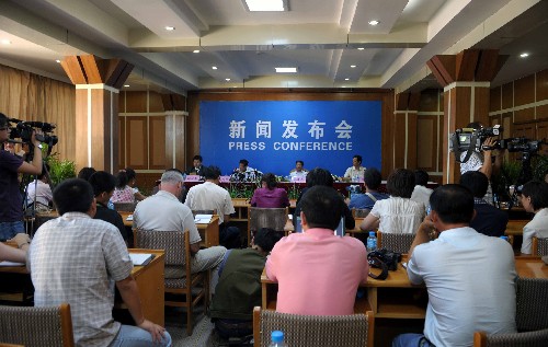 8月5日,新疆喀什地区负责人在喀什市举行新闻发布会,向国内外媒体通报“8·4”暴力袭击案件情况,并回答中外记者提问。 新华社记者 赵戈 摄