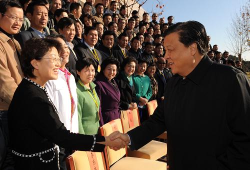 11月18日,中共中央政治局委员、书记处书记、中宣部部长刘云山在北京与地方党委宣传部长培训班和新闻媒体负责人专题研讨班学员座谈。这是刘云山在座谈前会见学员。新华社记者 黄敬文 摄