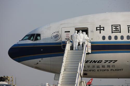 5月6日,检验检疫人员登机对机上人员健康状况进行查验。当日16时32分,南航CZ999航班搭载滞留在墨西哥的中国公民顺利抵达上海浦东国际机场。新华社记者 邢广利 摄