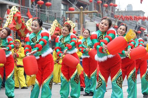 2月27日,演员们翩翩起舞。农历正月十四,北京前门上元天街闹元宵表演在爆竹声中拉开帷幕,精彩的舞龙舞狮等传统文艺表演热闹欢快,充满喜庆气氛。新华社发(桑全利摄)