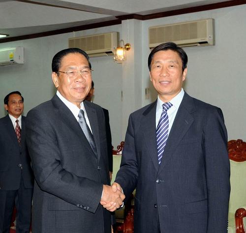 6月15日,老挝人民革命党中央总书记、国家主席朱马利·赛雅贡(前左)在首都万象会见中共中央政治局委员、中央书记处书记、中组部部长李源潮率领的中共代表团。 新华社记者黄海敏摄