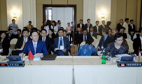 5月3日,在印度尼西亚的巴厘岛,中国财政部部长谢旭人(前左)和印尼财政部长斯里·穆尔亚尼·因德拉瓦蒂(前右)在东盟与中日韩财长会议上。 新华社记者 岳月伟 摄