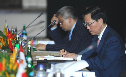 5月3日,在印度尼西亚的巴厘岛,中国财政部部长谢旭人(右)出席东盟10国与中日韩财长会议。 新华社记者 岳月伟 摄