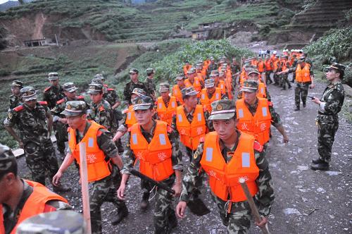 6月28日,部队官兵赶赴事故现场进行救援。 当日14时左右,贵州省关岭县岗乌镇大寨村因连续强降雨引发山体滑坡,造成该村两个村民组38户107人被掩埋。目前,邻近村民已疏散至安全地点。 新华社记者 欧东衢 摄