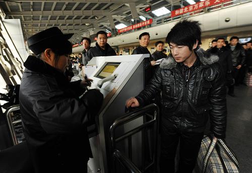 1月30日,在北京六里桥长途客运汽车枢纽站,旅客们在检票上车。 新华社记者 金良快 摄