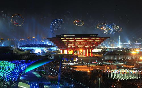 4月30日晚,中国2010年上海世博会开幕式大型灯光喷泉焰火表演在上海举行。新华社记者 程敏 摄