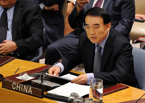 7月19日,在纽约联合国总部,中国常驻联合国代表李保东在表决结束后发言。 联合国安理会19日就英国等国提交的叙利亚问题决议草案进行表决,俄罗斯和中国对决议草案投了否决票,决议草案未获通过。李保东在表决后的解释性发言中说,英国、美国等提交的安理会叙利亚问题决议草案存在重大缺陷,“内容不平衡,旨在单方施压”,与支持联合国-阿盟叙利亚问题联合特使安南斡旋、落实日内瓦公报等目标完全“背道而驰”,将严重损害国际社会在叙利亚问题上的互信与合作。 新华社记者申宏摄