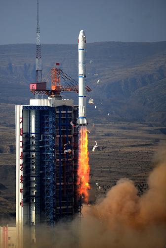 10月14日,载有“实践九号A/B卫星”的“长征二号丙”运载火箭从太原卫星发射中心点火升空。 当日11时25分,我国在太原卫星发射中心用“长征二号丙”运载火箭,采用一箭双星方式,成功将实践九号A/B卫星发射升空并送入预定转移轨道。新华社记者 燕雁摄