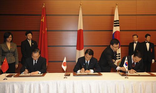 12月13日,中国国务院总理温家宝、日本首相麻生太郎、韩国总统李明博在日本福冈正式签署《三国伙伴关系联合声明》。新华社记者 马占成 摄