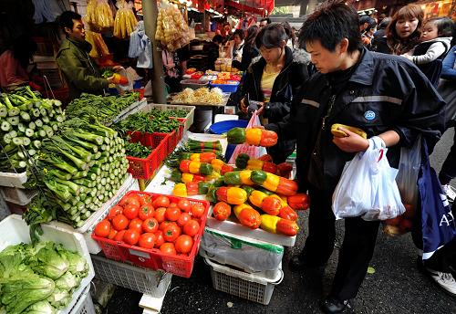 2月2日农历大年三十,购物者在铜锣湾一市场选购蔬菜。 近日,2011年内地供应港澳鲜活农副产品相关工作及应急工作机制全面启动,以确保春节期间港澳生活必需品的安全稳定供应。目前,内地供港澳鲜活农产品货源充足。 新华社记者 陈晓伟 摄