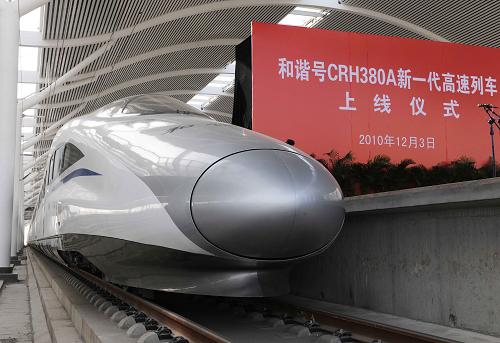 12月3日,将进行综合试验的“和谐号”CRH380A新一代高速动车组停在京沪高铁徐州东站站台。当日上午11时左右,中国新一代高速动车组将在京沪高铁先导段(枣庄至蚌埠)展开综合试验,预计最高时速将大大超过此前416.6公里的纪录。新华社记者陈树根摄
