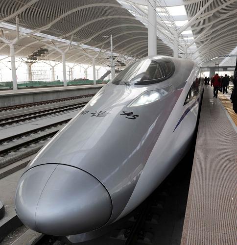 12月3日,将进行综合试验的“和谐号”CRH380A新一代高速动车组停在京沪高铁徐州东站站台。新华社记者陈树根摄