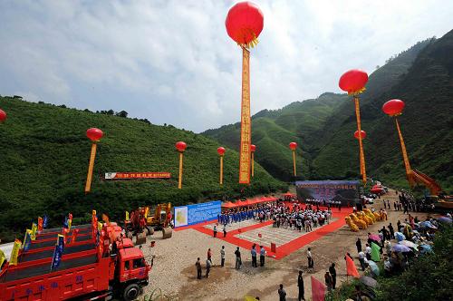 6月16日,广西桂林市防洪及漓江补水工程三大项目之一的川江水利枢纽工程在漓江上游的兴安县华江瑶族乡司门前村开工兴建。总投资达30.48亿元的桂林市防洪及漓江补水工程建设以防洪和漓江生态补水为主,结合发电和农业灌溉等功能,以实现水资源的科学合理利用。工程计划5年完成,建成后将使桂林市的防洪标准由目前的不足20年一遇提高到100年一遇。当天开工的川江水利枢纽工程总投资为8.96亿元,由川江水库、拦河大坝、溢洪道、引水隧洞及电站组成,总库容0.98亿立方米,其中防洪库容0.42亿立方米。 这是桂林市防洪及漓江补水川江水利枢纽工程开工仪式现场。 新华社记者 陈瑞华摄