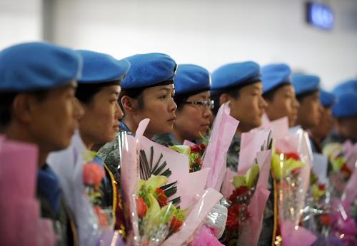 3月30日,我国第十批赴刚果(金)维和工兵、医疗分队成员在欢迎仪式上。当日,兰州军区在甘肃兰州中川机场举行仪式,欢迎我国第十批赴刚果(金)维和工兵、医疗分队回国。我国第十批赴刚果(金)维和工兵、医疗分队分别以兰州军区某集团军工兵团、兰州某联勤分部为主抽组,2009年7月出国执行任务。在8个多月的任务期内,我国维和官兵出色完成了联合国驻刚果(金)特派团赋予的各项工程和卫勤保障任务。新华社记者韩传号摄