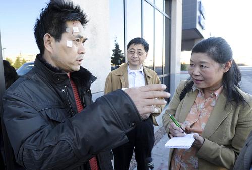 1月31日,在美国亚利桑那州车祸中受轻伤的中国吴姓游客(左)接受采访。据悉,1月30日在美国亚利桑那州遭遇车祸受伤的9名中国游客目前伤势基本稳定。美国当地时间30日下午4时06分(北京时间31日上午7时06分),一辆载有15名中国游客的旅游中巴在亚利桑那州西北部行驶至胡佛水坝附近时发生倾覆,其中6人遇难、9人受伤。另有1名美籍华人导游在车祸中遇难,旅游车司机也身受重伤。新华社发(张炜摄)