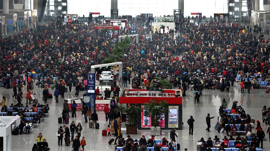 1月26日,旅客们在上海虹桥火车站候车大厅候车。新华社记者 凡军 摄