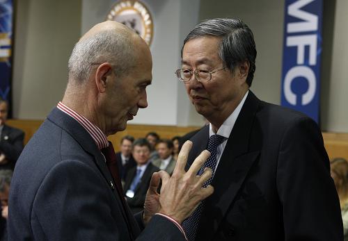 4月21日,在美国首都华盛顿,中国人民银行行长周小川(右)与世界贸易组织总干事帕斯卡尔·拉米在国际货币与金融委员会会议召开前交谈。 新华社记者 方喆 摄