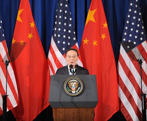 5月9日,第三轮中美战略与经济对话在美国首都华盛顿开幕。中国国家主席胡锦涛的特别代表国务院副总理王岐山、国务委员戴秉国与美国总统奥巴马的特别代表国务卿希拉里·克林顿、财政部长蒂莫西·盖特纳共同主持对话。 新华社记者 王丰丰 摄
