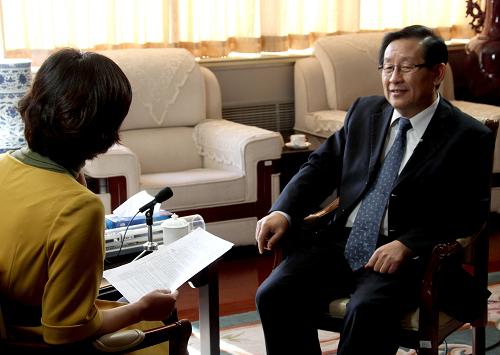 科技部部长万钢在接受媒体记者采访(11月4日摄)。“未来5年,是实施国家中长期科技发展规划冲刺阶段。未来5年,仍是战略机遇期,但挑战严峻。”科技部部长万钢侃侃而谈,亲切而不失严谨。“机遇稍纵即逝,抓住机遇最关键的是提高自主创新能力。科技工作者永远都要有一种机遇感、紧迫感和责任感。抓住身边的机遇,推动国家的改革开放和创新发展。”新华社记者 汪永基 摄