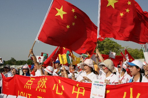 4月17日,华人华侨在现场为奥运圣火传递活动加油。当日,北京奥运圣火传递活动在印度新德里举行。新华社记者 张凤国 摄