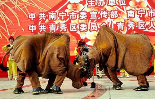 1月27日,“福牛”在为市民表演。当日,广西南宁市在南湖广场推出“福牛”迎新春系列文艺演出活动,烘托出浓浓的“牛”年气氛。新华社记者 张爱林 摄
