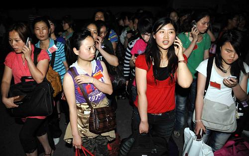 6月15日凌晨,在吉尔吉斯斯坦奥什,华侨华人准备乘专机回国。当日凌晨,第一批奥什的华侨华人搭乘吉尔吉斯斯坦救援包机回国。新华社记者 沙达提 摄