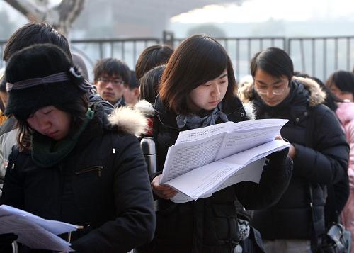 1月9日,在上海师范大学考点,考生进入考场前抓紧时间温习。 当日,2010年全国硕士研究生入学考试开考。据悉,2010年,全国硕士研究生报考人数达到140万人,较2009年增加13%。 新华社记者 刘颖 摄