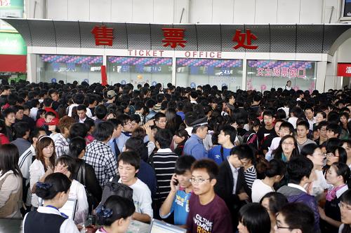 10月1日,济南长途汽车总站候车大厅内挤满旅客。新华社发(陈长礼 摄)