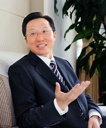 这是农业部部长韩长赋(12月2日摄)。“‘米袋子’更满了,‘菜篮子’更丰富了,农民的‘钱袋子’更鼓了。”农业部部长韩长赋,不假思索地这样回答记者的提问。“十一五”期间农业和农村经济的种种变化,被他浓缩在这三个“更”中。针对“十二五”时期农业和农村经济将如何发展的问题,韩长赋提出,要把握一个重大任务——加快发展现代农业,在工业化、城镇化深入发展中同步推进农业现代化。新华社记者 李涛 摄