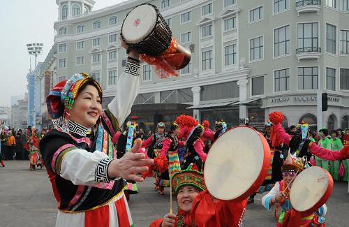 2月16日,市民在黑龙江省哈尔滨市防洪纪念塔广场扭秧歌。当日,黑龙江省哈尔滨市举行元宵节秧歌舞蹈大赛,近千名普通市民穿上节日盛装,组成30余支秧歌舞蹈队,载歌载舞迎接元宵佳节。新华社发(张清云 摄)