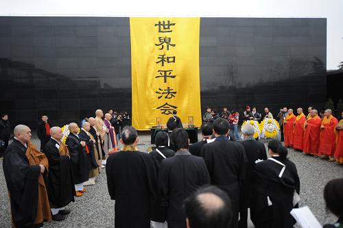 12月13日上午,中日两国数十位僧人在侵华日军南京大屠杀遇难同胞纪念馆祭场举行“世界和平法会”,悼念侵华日军南京大屠杀30万遇难者遇难71周年。新华社记者 韩瑜庆 摄