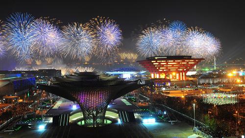 4月30日晚,中国2010年上海世博会开幕式大型灯光喷泉焰火表演在上海举行。 新华社记者程敏摄
