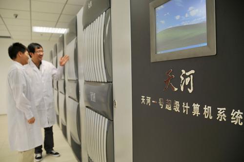 八、天河一号成为全球最快计算机。11月17日,国际超级计算机TOP500组织正式发布第36届世界超级计算机500强排名榜。安装在国家超级计算天津中心的“天河一号”超级计算机系统,以峰值速度4700万亿次、持续速度2566万亿次每秒浮点运算的优异性能位居世界第一,实现了中国自主研制超级计算机综合技术水平进入世界领先行列的历史性突破。这是7月29日,国家超级计算天津中心科研人员正在对已完成装配的“天河一号”进行检查。新华社记者 毛振华 摄