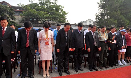 6月14日,参加遵义市火炬传递起跑仪式的各界人士为在四川地震中遇难的同胞默哀。当日,北京奥运火炬传递活动在贵州省遵义市举行。 新华社记者安治平摄