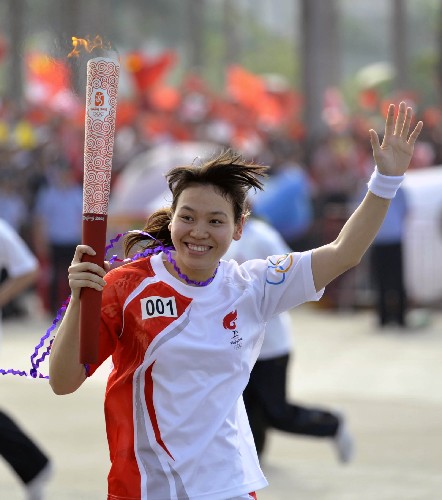 北京奥运圣火传递活动在惠州举行 5月9日,第一棒火炬手、游泳名将陈秀君手持火炬传递。当日,北京奥运圣火传递活动在广东省惠州市举行。 新华社记者刘大伟摄