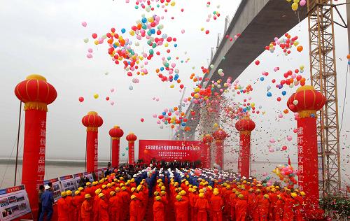 10月12日,大西铁路客运专线晋陕黄河特大桥实现合龙。10月12日,我国高速铁路跨越黄河最长、建设规模最大的桥梁——大同至西安客运专线晋陕黄河特大桥顺利合龙。据了解,晋陕黄河特大桥连接山西省永济市和陕西省合阳县,是大西客运专线“三隧一桥”重点控制工程之一。大桥全长9969米,自西向东跨越黄河,连接起山西、陕西两省,是目前我国高速铁路跨越黄河最长、建设规模最大的桥梁,堪称“高铁黄河第一桥”。新华社发(薛俊 摄)