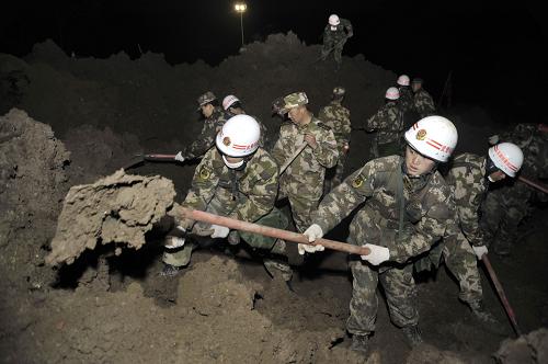 1月12日凌晨,武警官兵在云南省昭通市镇雄县果珠乡高坡村赵家沟村民小组山体滑坡现场搜救。新华社发(郝亚鑫 摄)