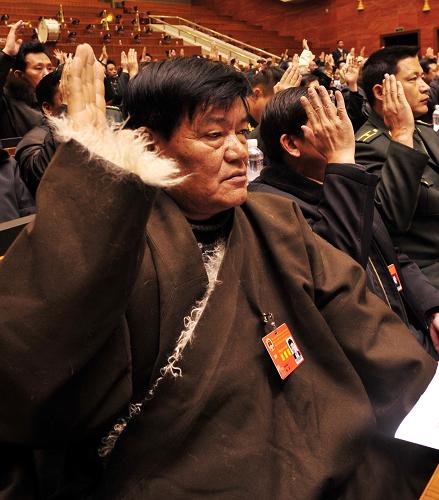 1月19日,西藏自治区人大代表、昔日农奴格桑和与会其他代表表决通过《西藏自治区人民代表大会关于设立西藏百万农奴解放纪念日的决定》。 当日,西藏自治区九届人大二次会议决定,将每年的3月28日设为西藏百万农奴解放纪念日。 新华社记者 格桑达瓦 摄