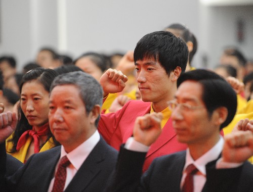 7月25日,中国代表团成员姚明(上)等在誓师动员大会上宣誓。当日,北京奥运会中国体育代表团在北京正式成立,总人数1099人,其中包括运动员639人。 新华社记者 赵鹏 摄