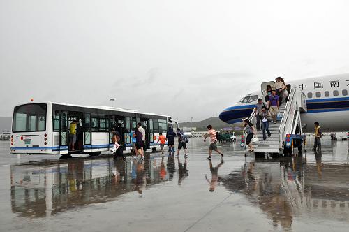 7月17日上午,乘坐南航客机的旅客顺利抵达三亚凤凰机场。 随着台风“康森”影响的逐渐减弱,截至17日11时,三亚凤凰机场已全部恢复正常。 新华社发(徐勤涛 摄)