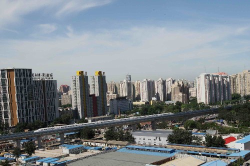 京津城际铁路进入第二阶段试运行 新华社照片,北京,2008年7月12日 京津城际铁路进入第二阶段试运行 7月12日,一列动车组列车行进在京津城际铁路北京城区路段。当日,京津城际铁路进入第二阶段试运行。将于8月1日起正式运营的京津城际铁路是我国第一条具有自主知识产权、具有国际一流水平的高速城际铁路。该铁路连接北京、天津两个直辖市,全长120公里。 新华社记者汪永基摄